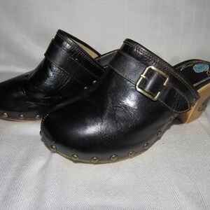 Women's stylish black clogs
